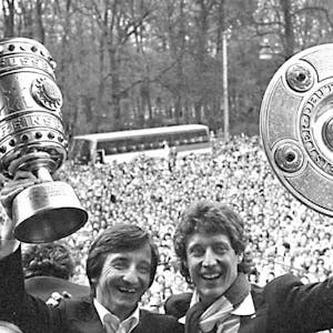 Hennes Löhr (l) und Toni Schumacher mit Meisterschale und Pokal im Erfolgsjahr 1978.