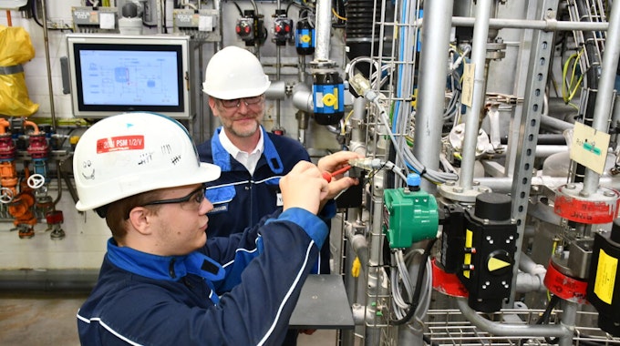 Im Technikum übt Azubi Sven Breuer mit Ausbildungsleiter Dirk Borkenhagen für den Einsatz an den großen Chemieanlagen.
