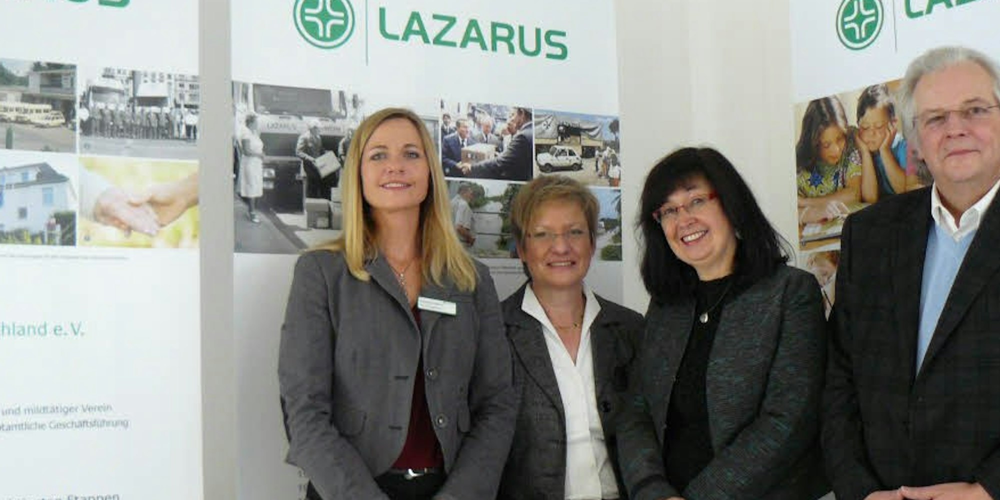 Heimleiterin Claudia Hillen (l.) mit Bezirksbürgermeisterin Cornelie Wittsack-Junge (3. v.l.), Vera Becher-Andre und Wolfgang Haehn vom Lazarus-Hilfswerk.
