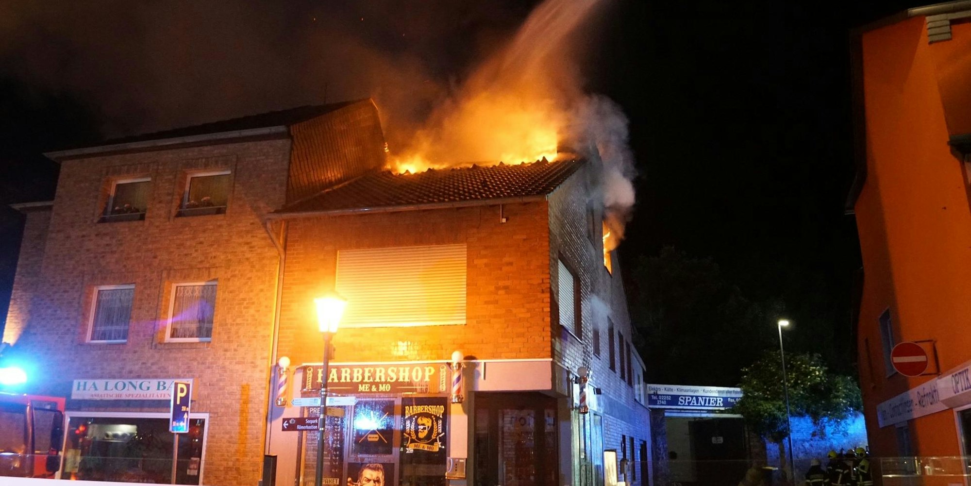 Lichterloh brannte der Dachstuhl beim Eintreffen der Feuerwehr. Die rund 40 Kräfte hatten den Brand aber schnell unter Kontrolle.
