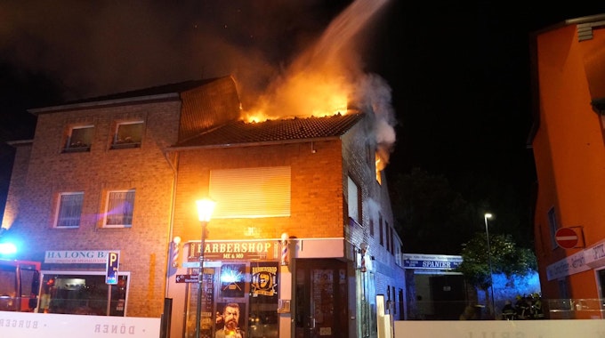 Lichterloh brannte der Dachstuhl beim Eintreffen der Feuerwehr. Die rund 40 Kräfte hatten den Brand aber schnell unter Kontrolle.