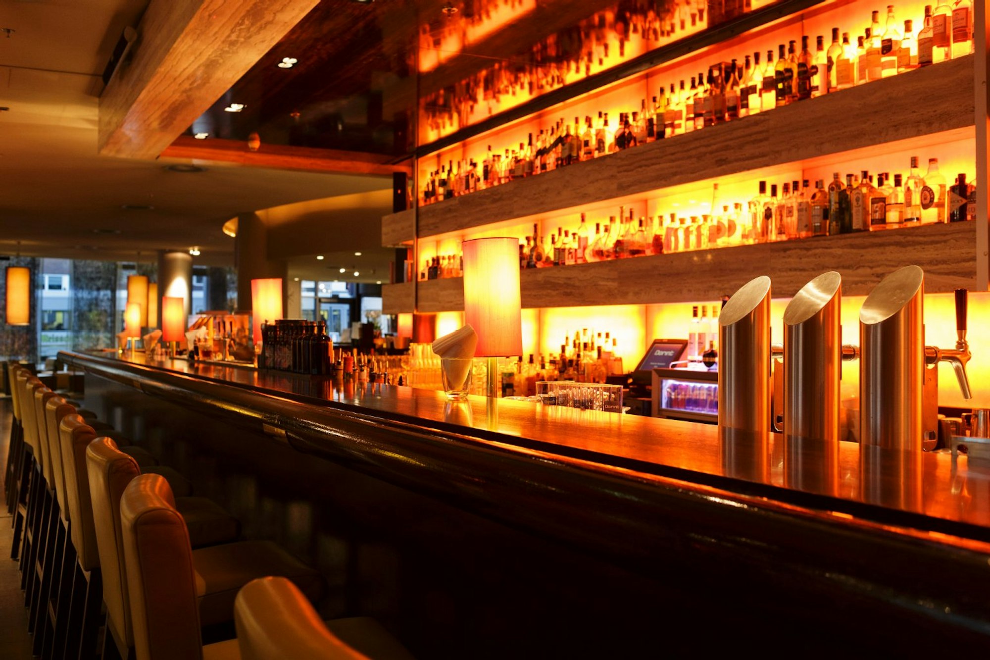 Viel Raum, wenig Licht: Harry ’s New York Bar ist ein idealer Ort zum Sehen, Lauschen, Schmecken und ausgefallene Drinks Probieren.