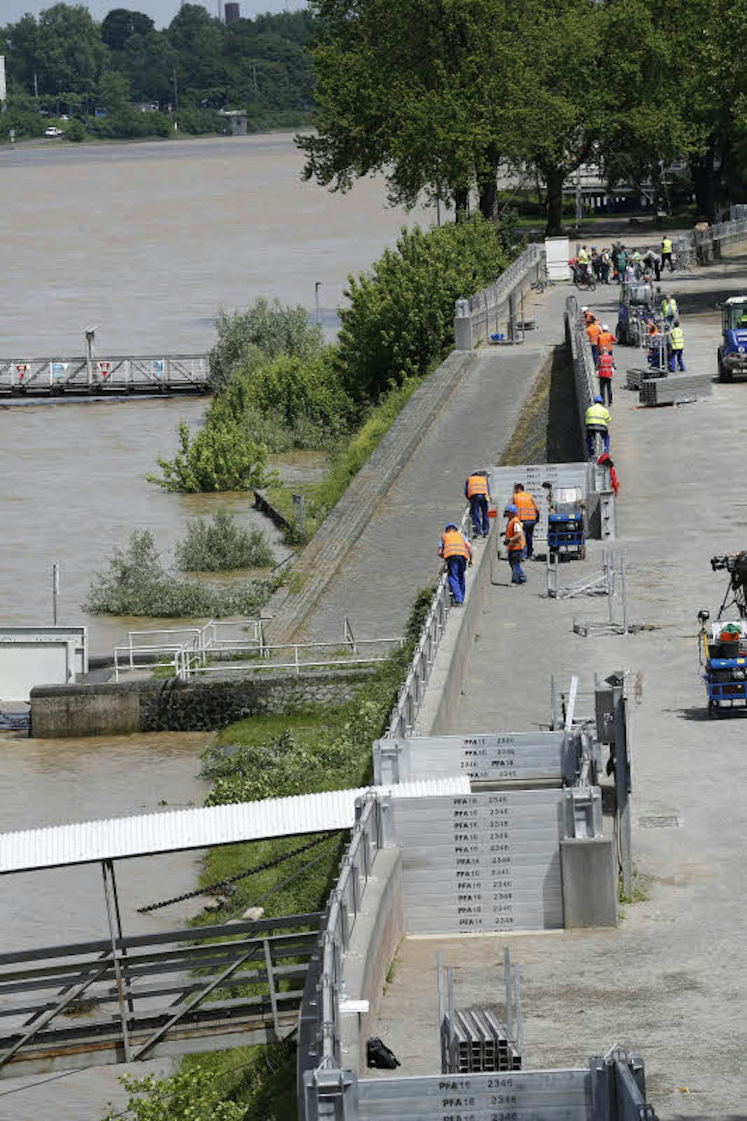 Die mobile Schutzwand hält den Rhein in Deutz bis zu einer Höhe von 11,90 Meter zurück.