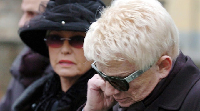 Die schwärzeste Stunde: Heino und Ehefrau Hannelore bei der Beisetzung seiner Tochter Petra.