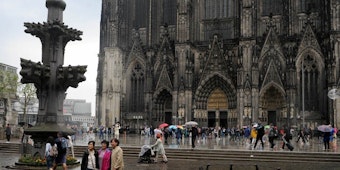 Die Nachbildung einer der Kreuzblumen des Doms steht neben dem runden Mataré-Brunnen auf dem Kardinal-Höffner-Platz.