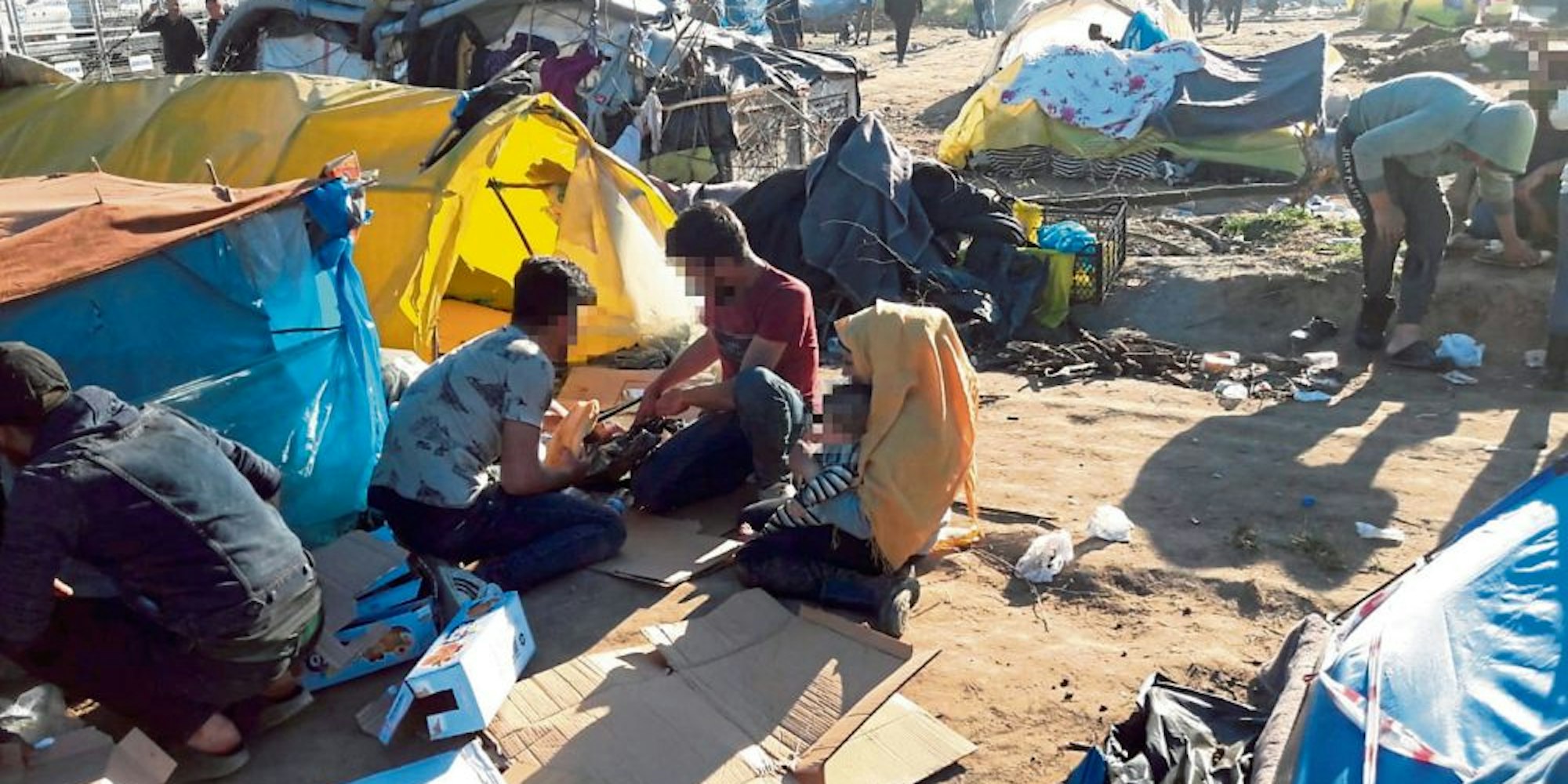 Die Zustände im Camp sind unmenschlich, deshalb halfen die Studenten den Menschen mit dem Nötigsten.