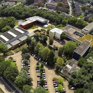 Die Dreifeldhalle (l.) des Gymnasiums soll für mehr als fünf Millionen Euro saniert werden.