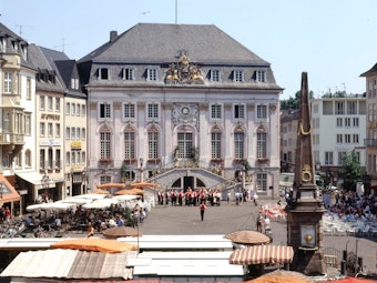 In der Region sicher einer der schönsten: Markt auf dem Rathausplatz Bonn.
