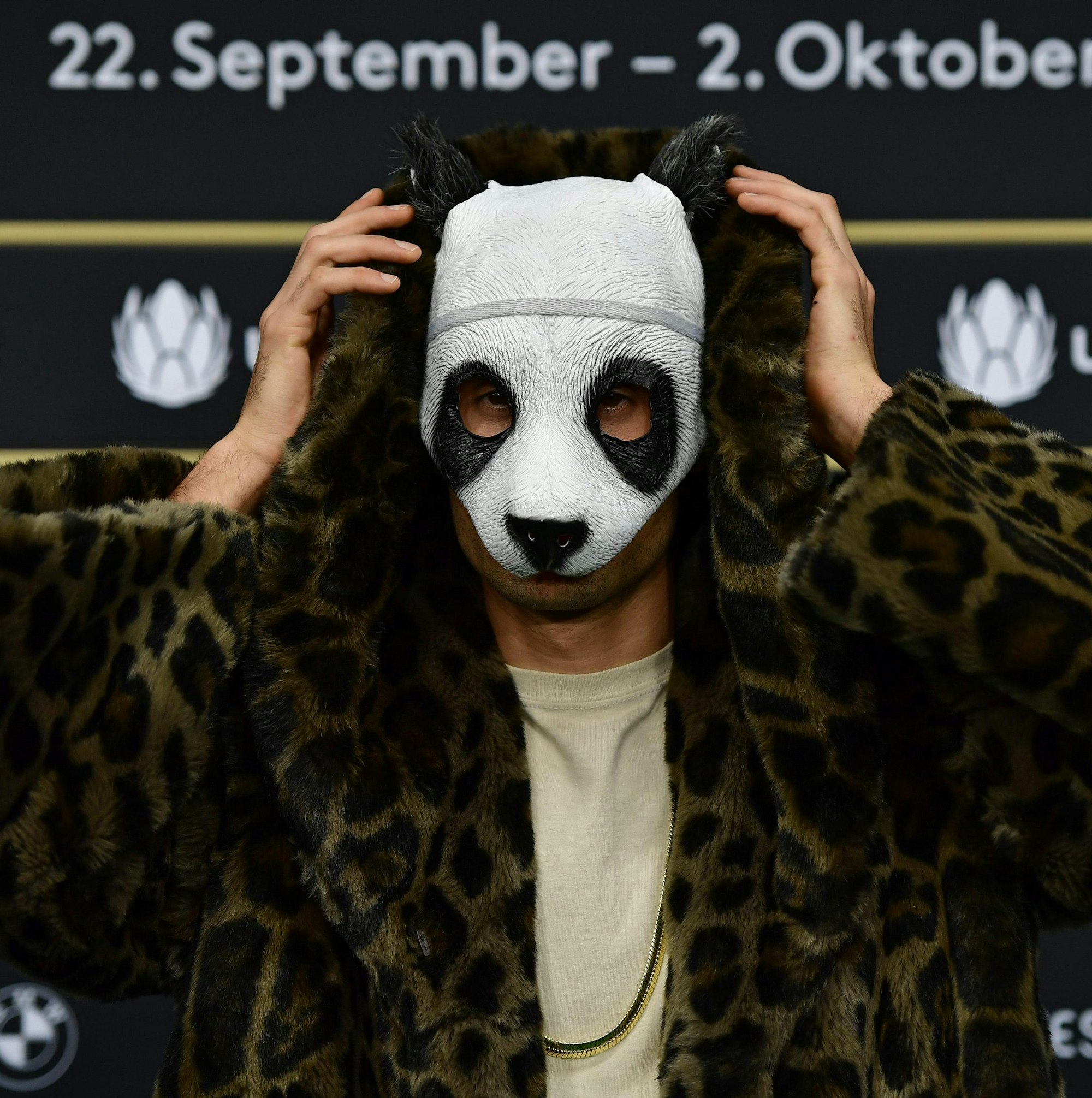 Rapper Cro zeigt sich mit seiner Panda-Maske auf dem Roten Teppich.