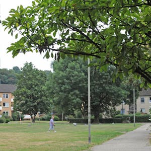 Auf der Wiese zwischen Rathaus und Hochhaus (l.) könnte ein Urban-Gardening-Projekt gestartet werden.