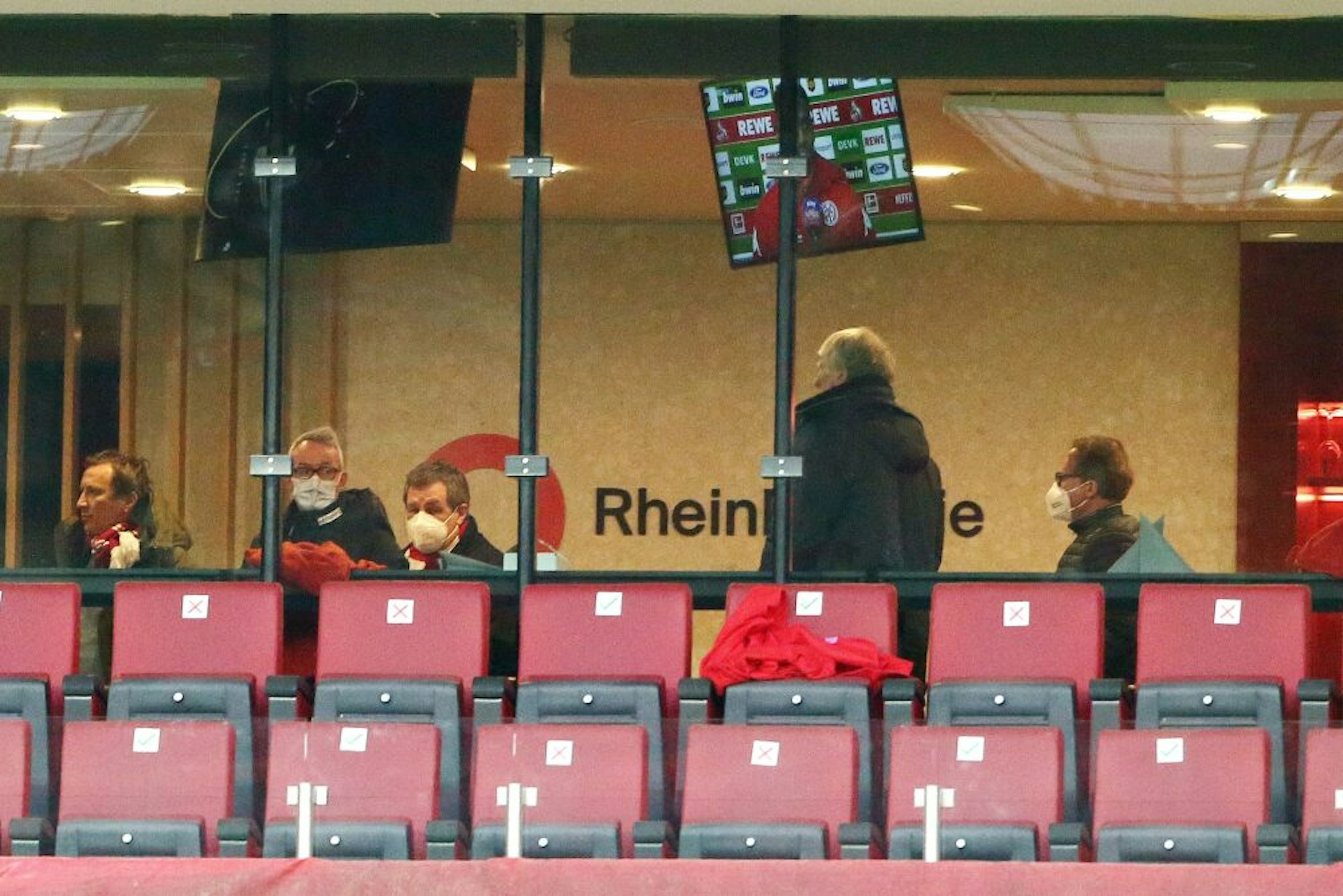 Sonntag im Rhein-Energie-Stadion: FC-Geschäftsführer Wehrle (2. v. l.) und Präsident Wolf (3. v. l.) nach dem 2:3 gegen Mainz.