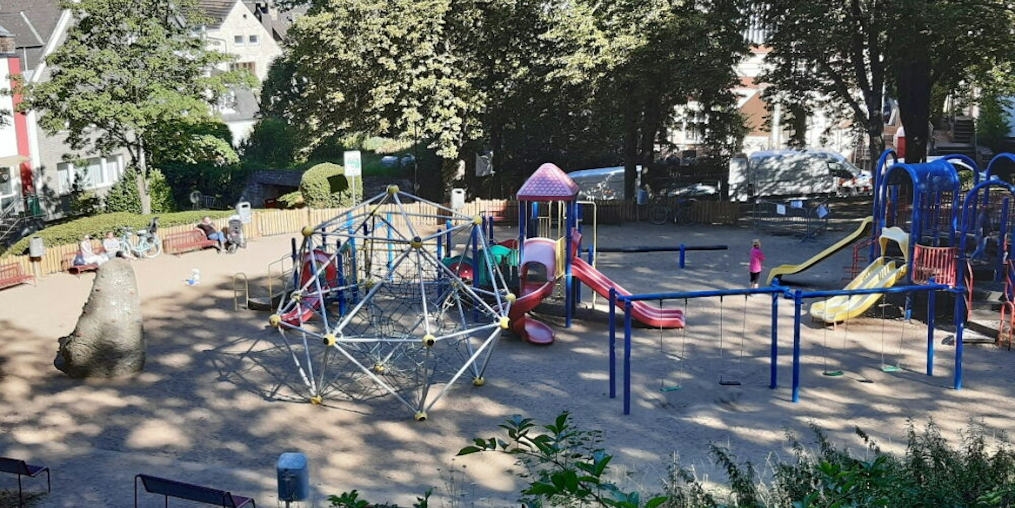 Der Spielplatz auf dem Michaelsberg wird bei Dunkelheit zum Treffpunkt für Jugendliche. Anwohner beschweren sich über Vandalismus und nächtliche Ruhestörungen.