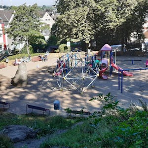Der Spielplatz auf dem Michaelsberg wird bei Dunkelheit zum Treffpunkt für Jugendliche. Anwohner beschweren sich über Vandalismus und nächtliche Ruhestörungen.