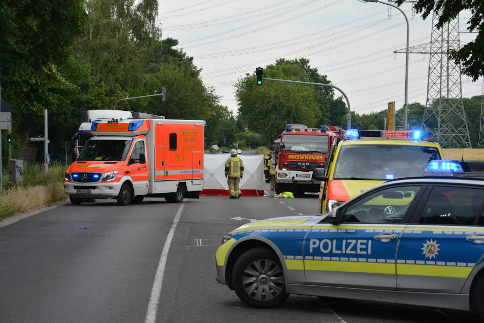 Ein Großaufgebot an Feuerwehrleuten und Polizei sicherte die Unfallstelle auf Bonnstraße.