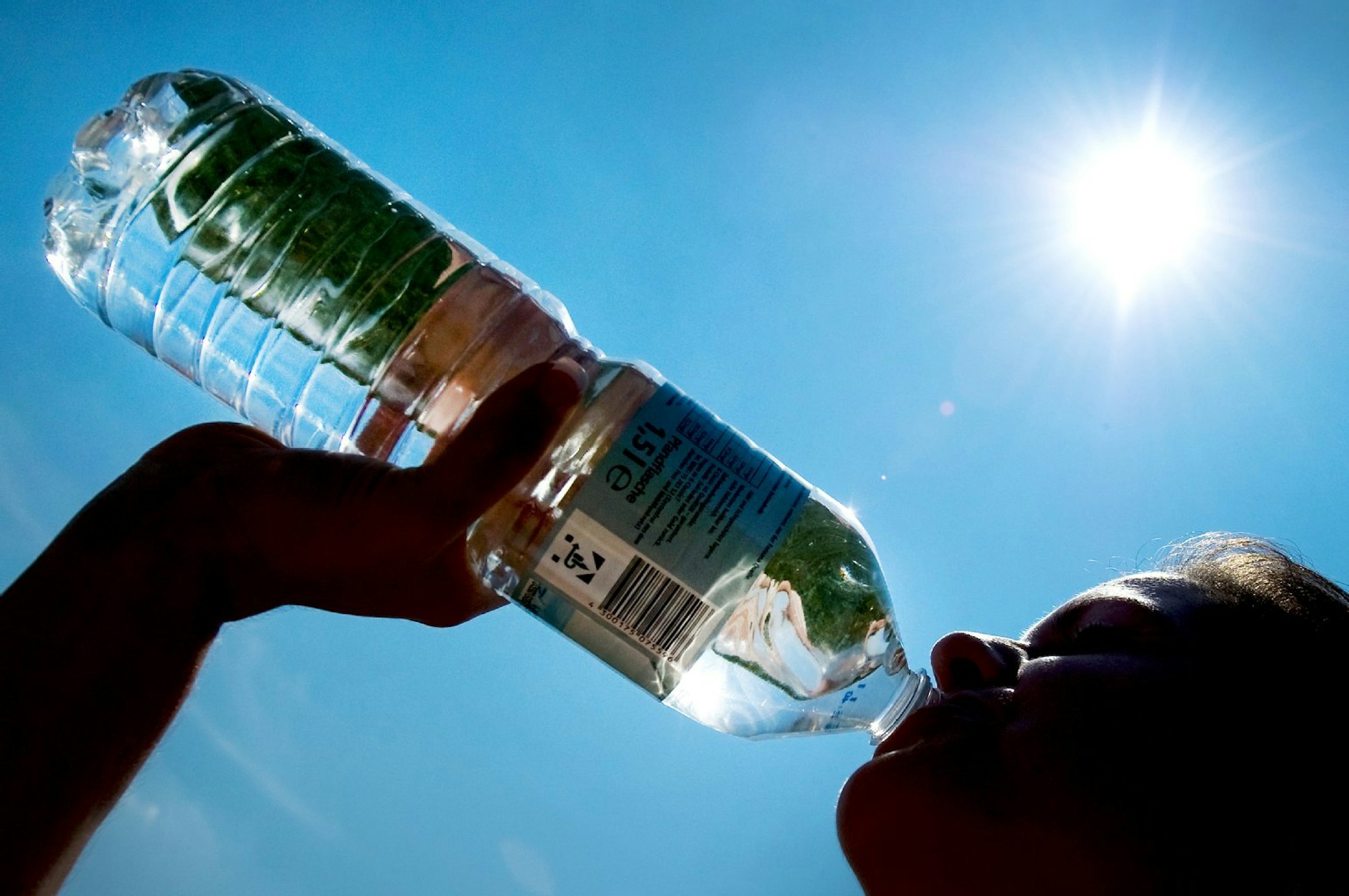 Mindestens 1,5 Liter am Tag zu trinken, gehört zu einer gesunden Ernährung dazu - am besten ungesüßtes wie Wasser.