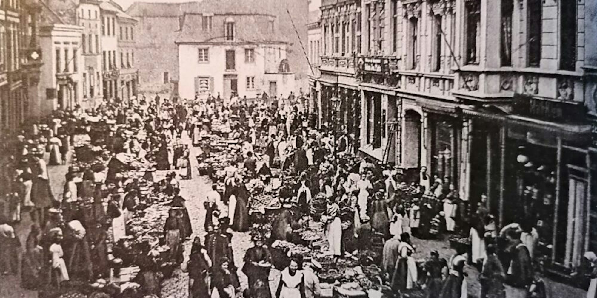 Früher fand auf der Bachstraße der quirlige Wochenmarkt statt.