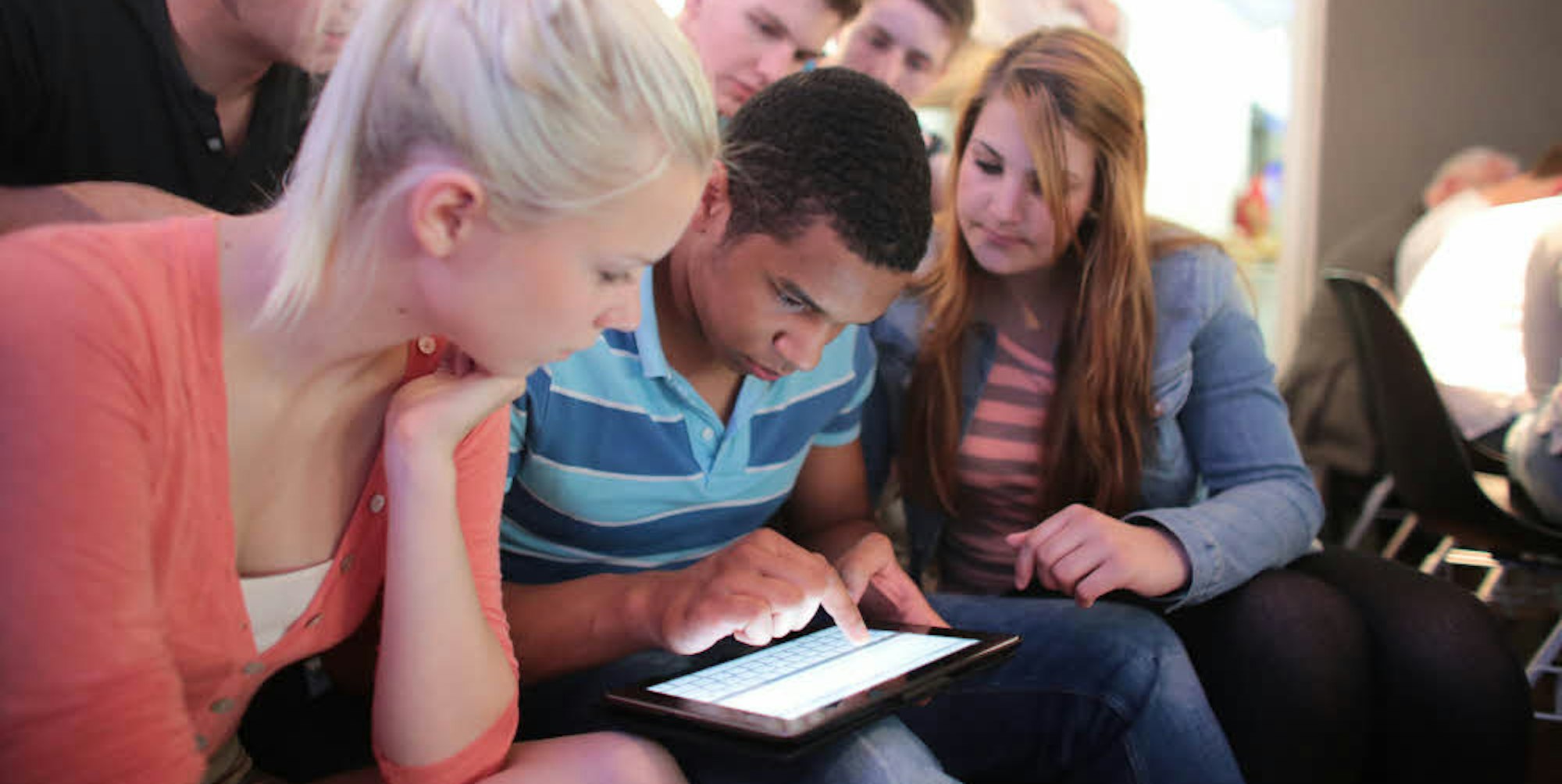 Der Umgang mit dem Tablet will gelernt sein: Auch wer mit dem Handy und PC aufgewachsen ist, der weiß nicht automatisch viel über den sinnvollen Einsatz von iPads im Unterricht „4.0“. An der Uni erforschen angehende Lehrer mit Kindern die Möglichkeiten. 