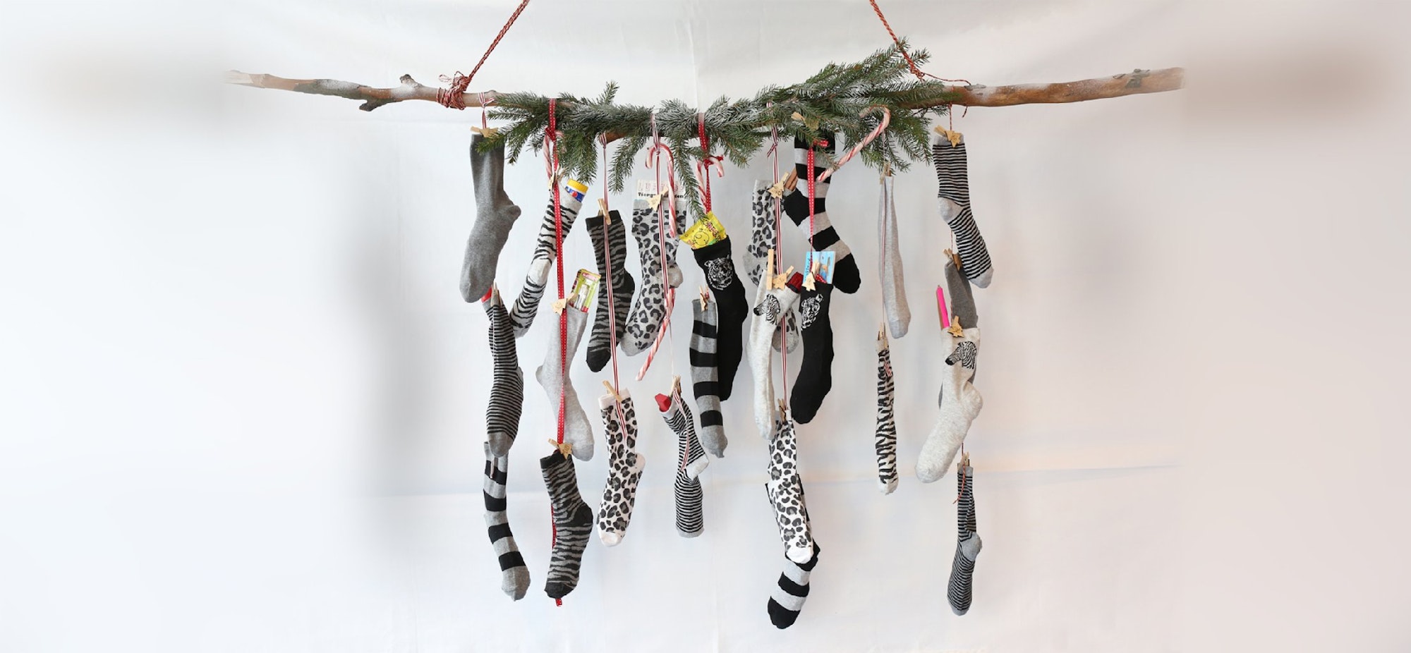 Adventskalender selber basteln: Hier haben wir Sockenpaare genommen, die auch als zusätzliches Geschenk verwendet werden können - Socken braucht man schließlich immer!