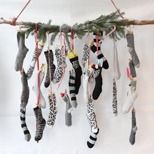 Adventskalender selber basteln: Hier haben wir Sockenpaare genommen, die auch als zusätzliches Geschenk verwendet werden können - Socken braucht man schließlich immer!