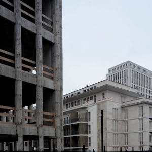 Die Gerling-Gebäude wurden in den 50er Jahren in betont konservativem Stil erbaut. Seit 2010 werden die Bürohäuser umgebaut.