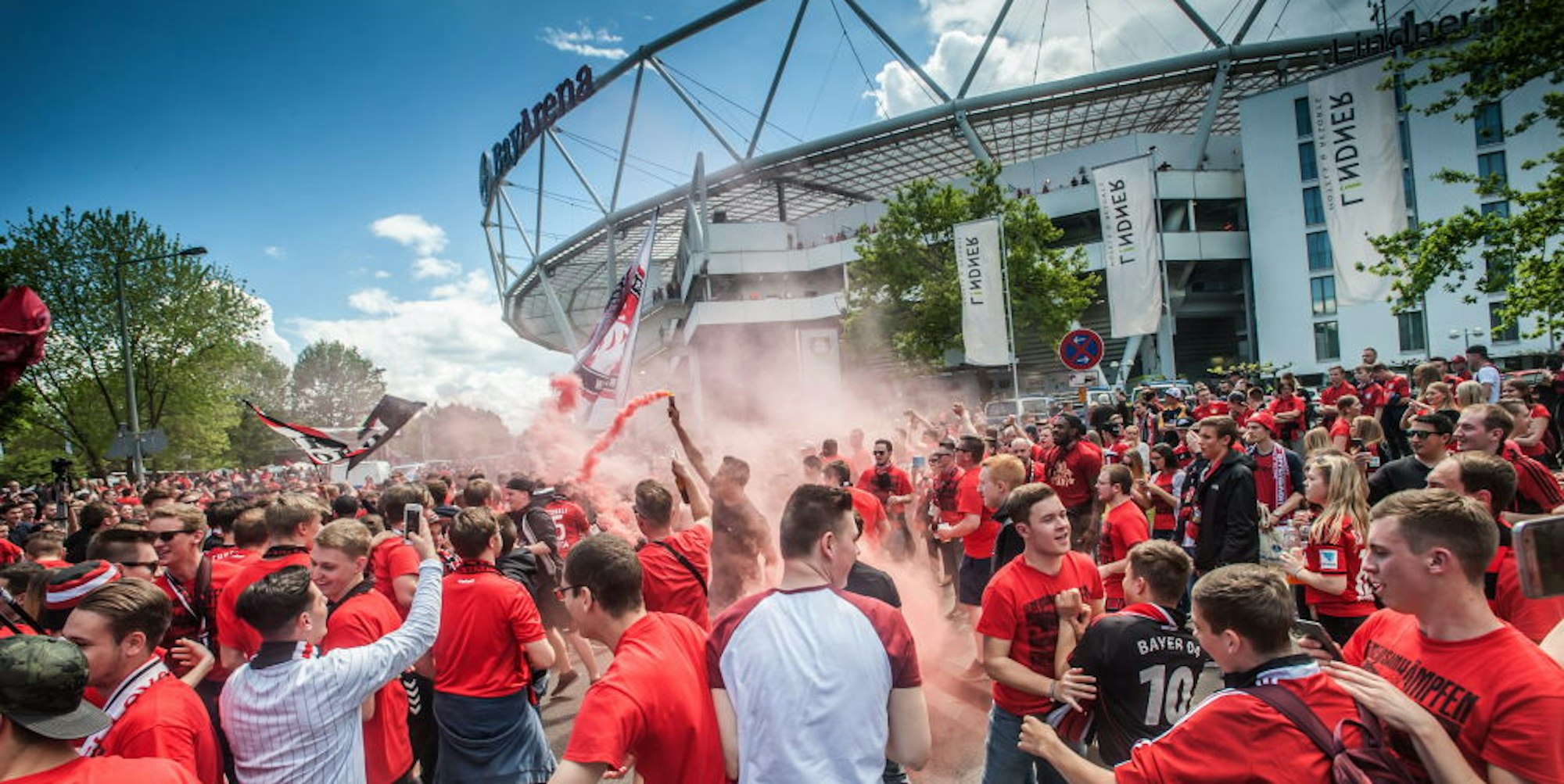 Im Pulk feiernde Fans vor der BayArena – solche Szenen soll es bei möglichen Geisterspielen der Bundesliga in Leverkusen nicht geben.