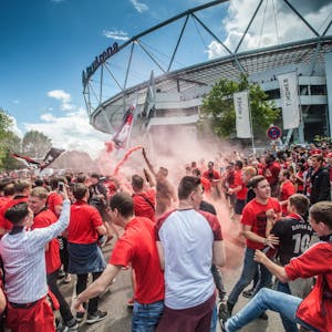 Im Pulk feiernde Fans vor der BayArena – solche Szenen soll es bei möglichen Geisterspielen der Bundesliga in Leverkusen nicht geben.