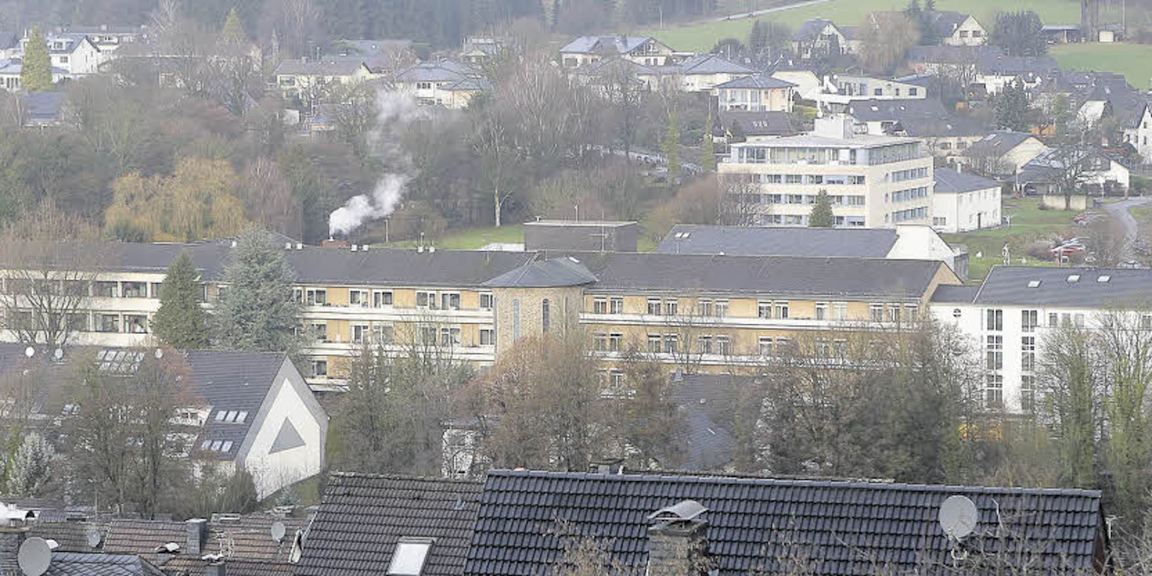 Auf dem Krankenhausgelände in Lindlar sollen Wohnungen geschaffen werden.