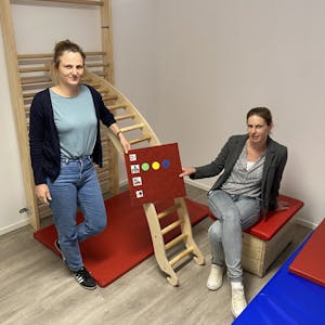 Gabi Nagel (l.) und Nicole Immer zeigten die neuen Räumlichkeiten des Autismus-Therapie-Zentrums in Horrem.