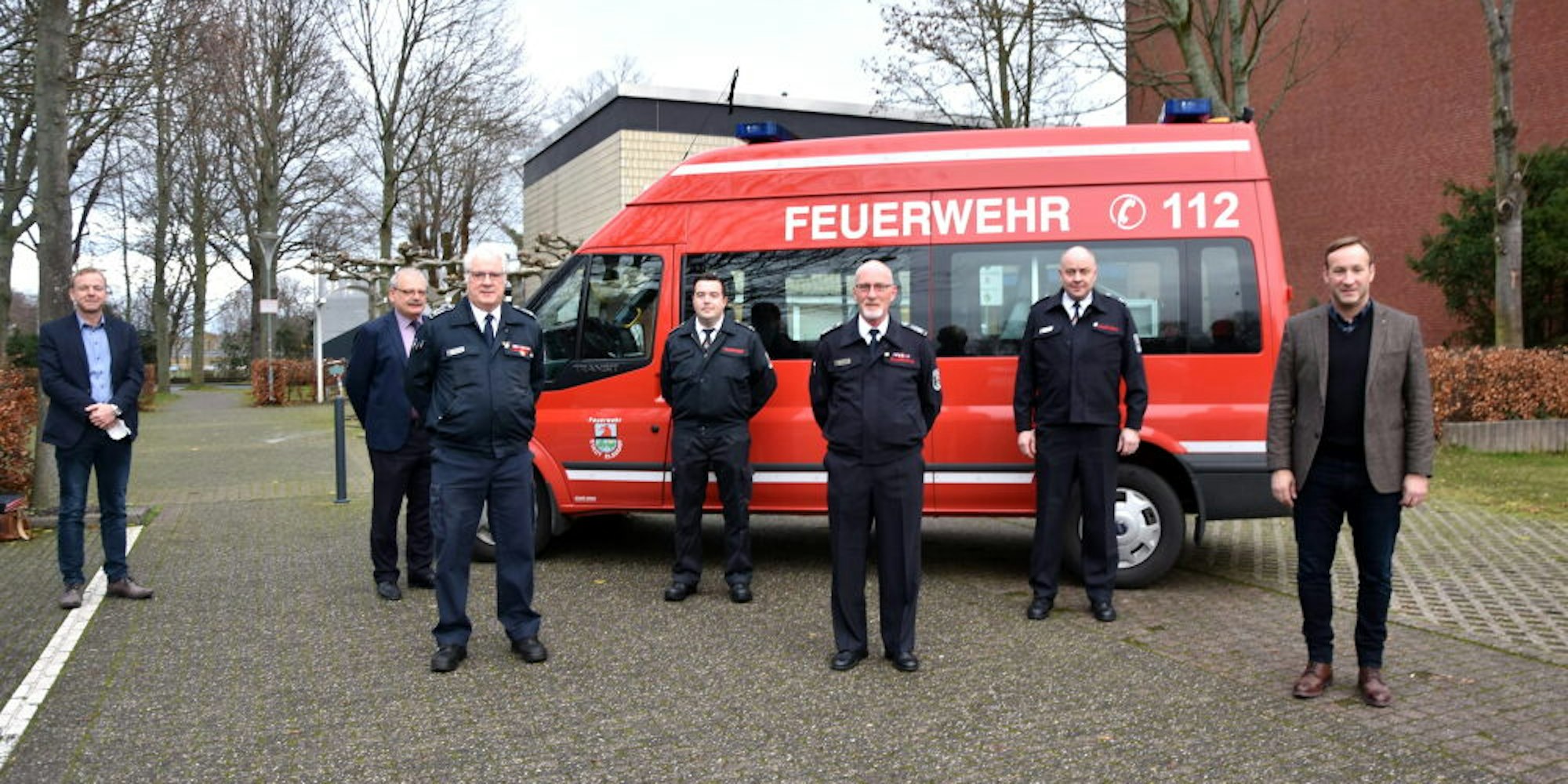 Die künftigen Leiter der Feuerwehr wurden vereidigt: Markus Grandrath, Hubert Portz, Rudolf Niephaus, Christoph Kratz, Wolfgang Lorenz, Hans-Peter Brand und Andreas Heller (v.l.).