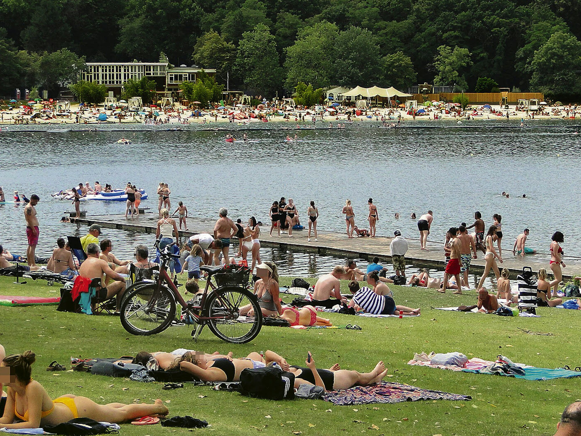 Urlaubsfeeling stellt sich am Fühlinger See ziemlich schnell ein (l.). Die Wege entlang der Regattastrecke sind auch bei Sportlern beliebt (r).