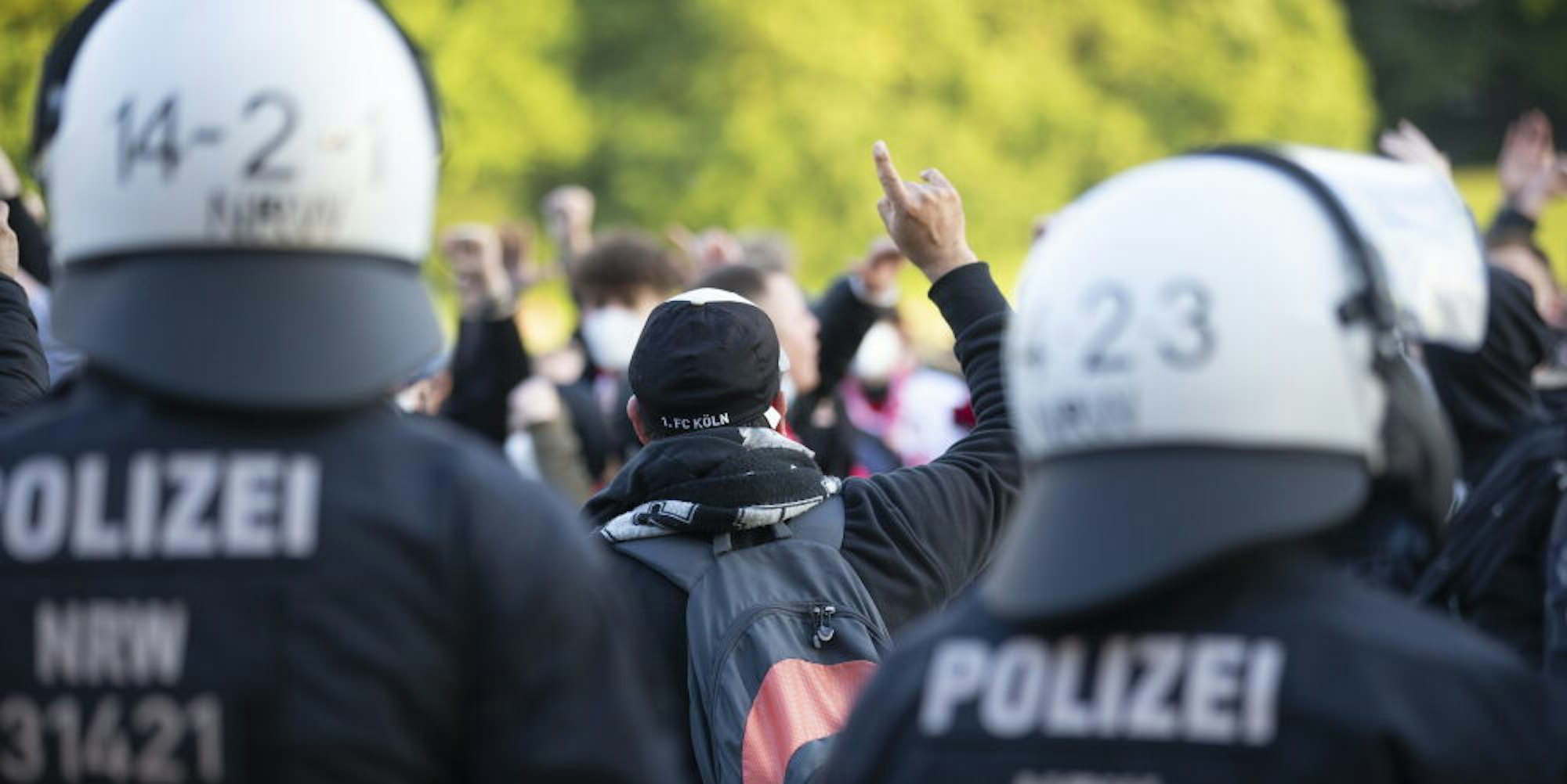 Immer wieder müssen Landes- und Bundespolizisten bei Fußballspielen in Köln einschreiten.