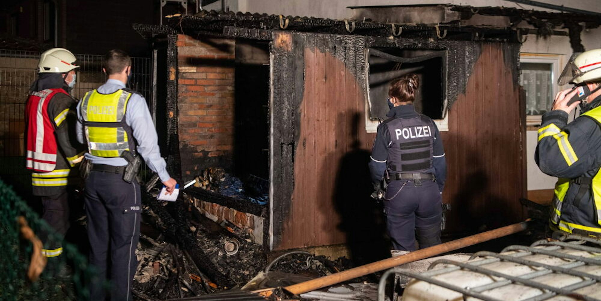 Der Schuppen am Einfamilienhaus in Iversheim brannte völlig aus. Ein Übergreifen der Flammen auf den Wohnbereich verhinderte die Feuerwehr. Dennoch ist das Haus unbewohnbar.