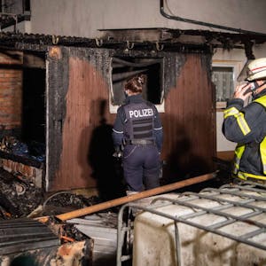 Der Schuppen am Einfamilienhaus in Iversheim brannte völlig aus. Ein Übergreifen der Flammen auf den Wohnbereich verhinderte die Feuerwehr. Dennoch ist das Haus unbewohnbar.