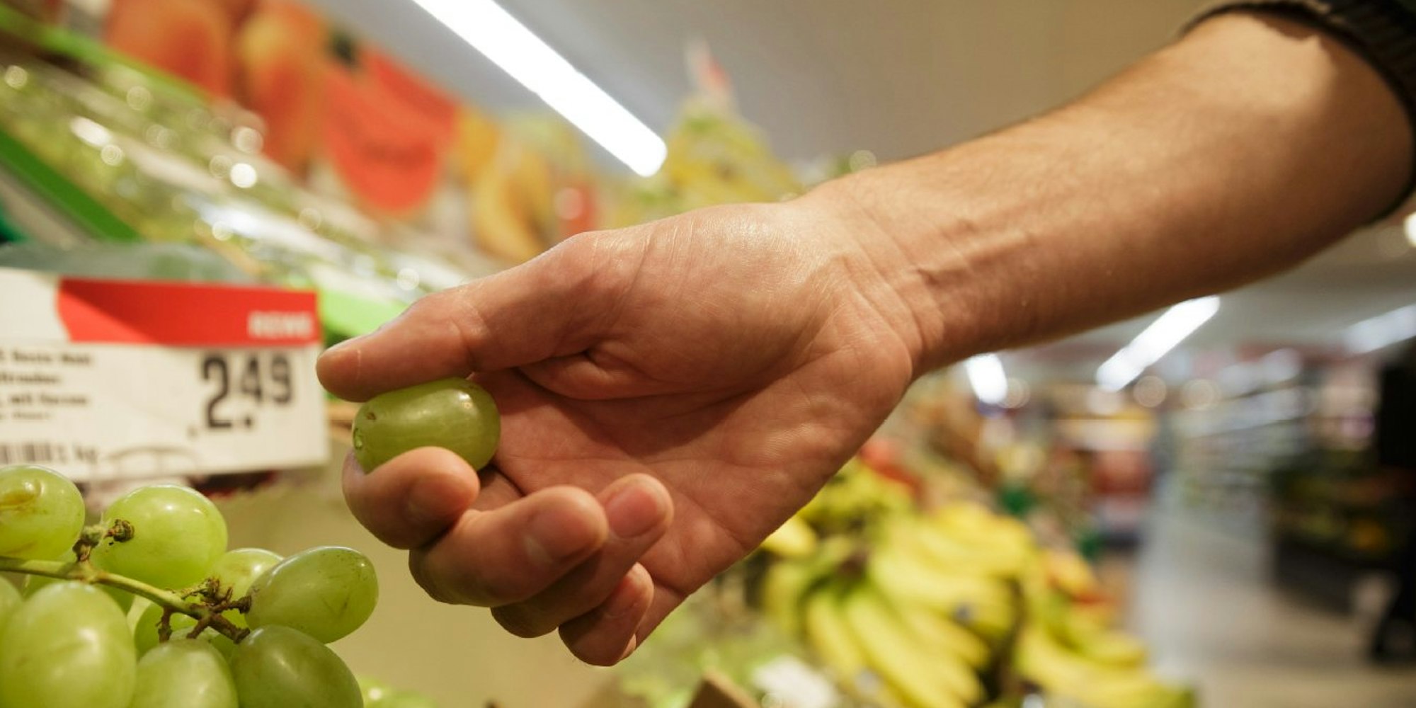 Wer Obst im Supermarkt probiert, begeht laut Gesetz einen Diebstahl.