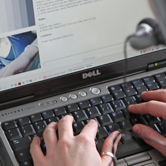 Ein 48-Jähriger aus Gummersbach ist das Opfer von Internetbetrügern geworden. Unser Foto zeigt Hände an einer Laptop-Tastatur.