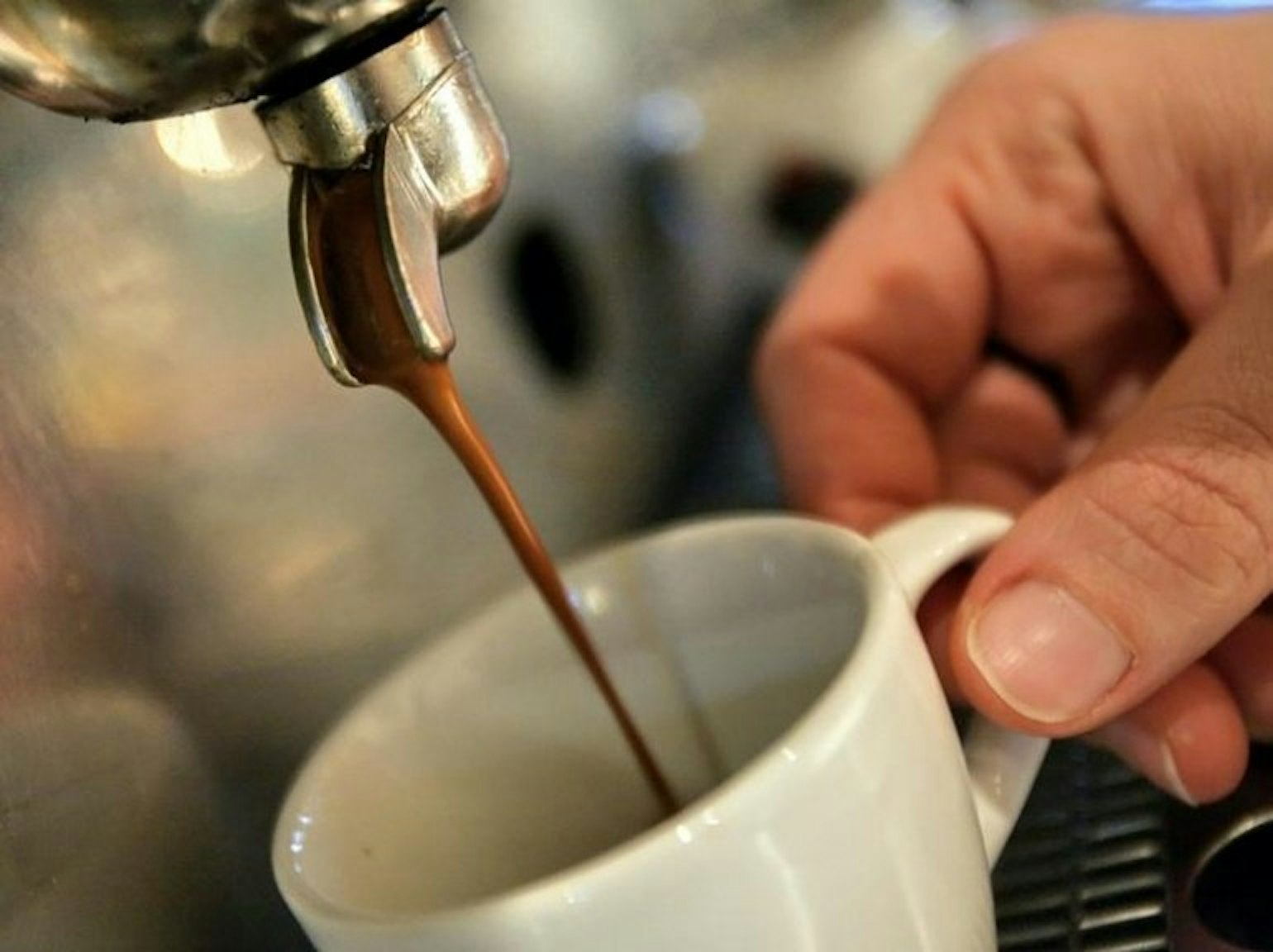 Mit einem Wert von über 100 Milligramm pro 100 Milliliter ist der Espresso der Spitzenreiter unter den koffeinhaltigen Produkten.