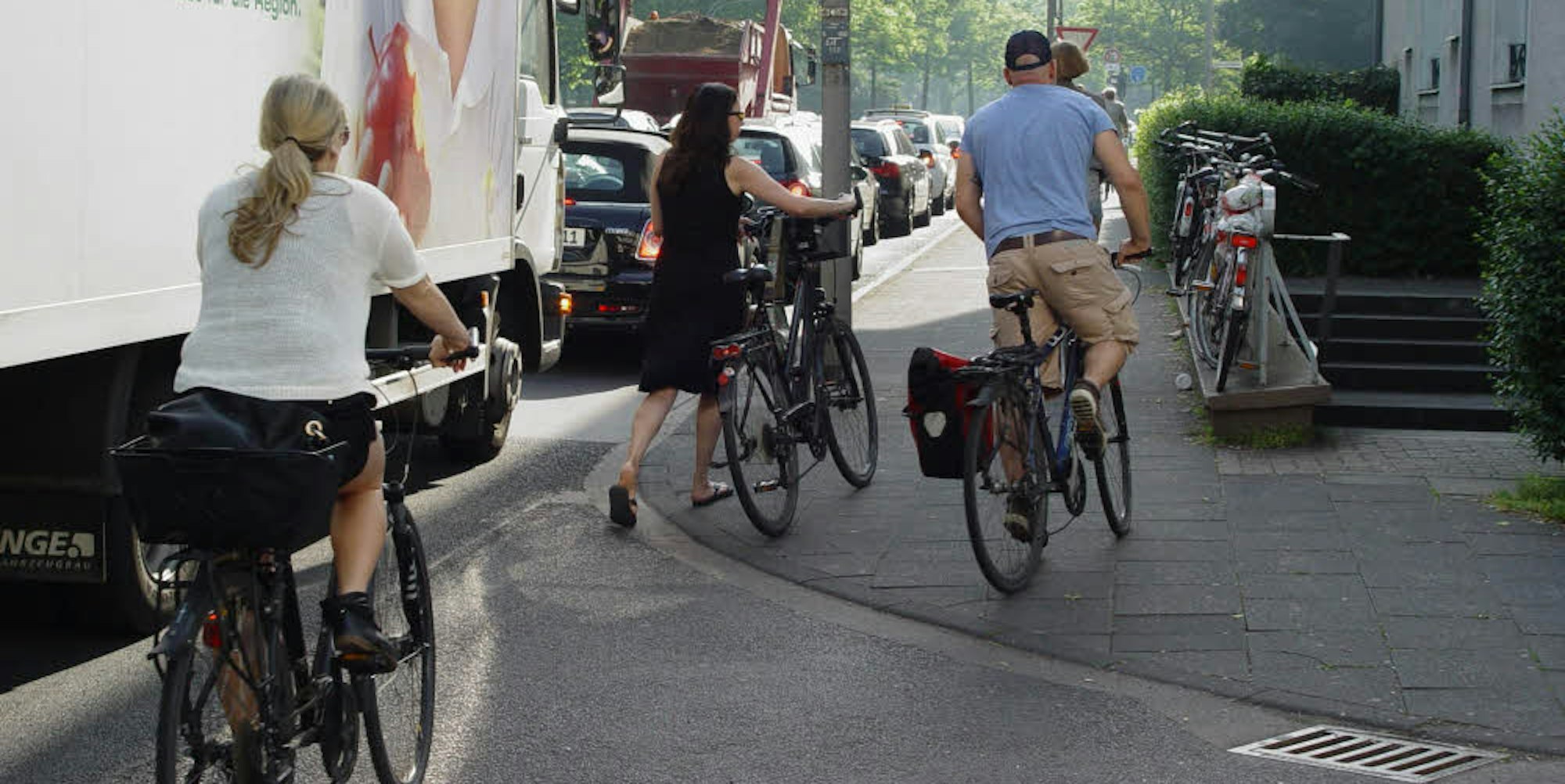 Der Radschnellweg soll über die für Radfahrer gefährliche Bachemer Straße führen.