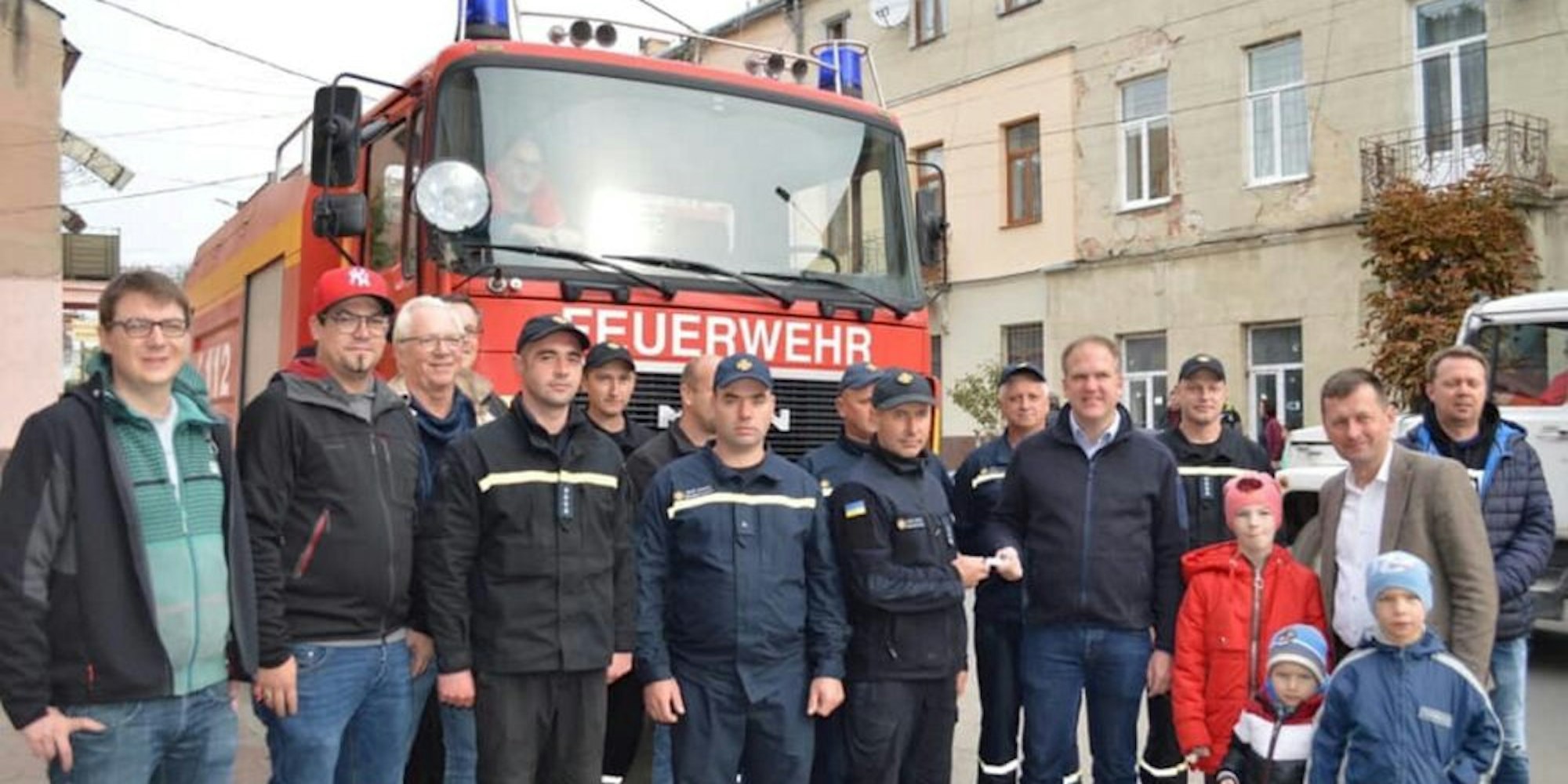 Ein Feuerwehrfahrzeug brachte Bürgermeister Dirk Breuer seinem Amtskollegen Oleksandr Zozuly (2.v.r.) mit.
