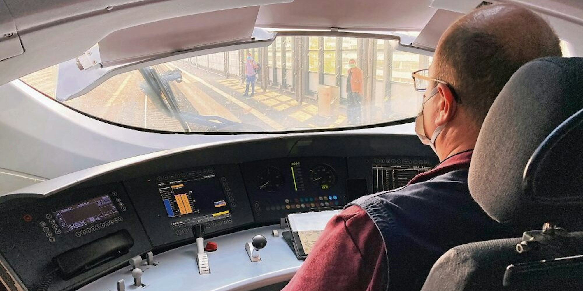 Im Cockpit seines ICE 3 hat Lokführer Mark Kleinmann auf dem Weg nach Frankfurt den Stromverbrauch im Blick.