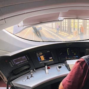 Im Cockpit seines ICE 3 hat Lokführer Mark Kleinmann auf dem Weg nach Frankfurt den Stromverbrauch im Blick.