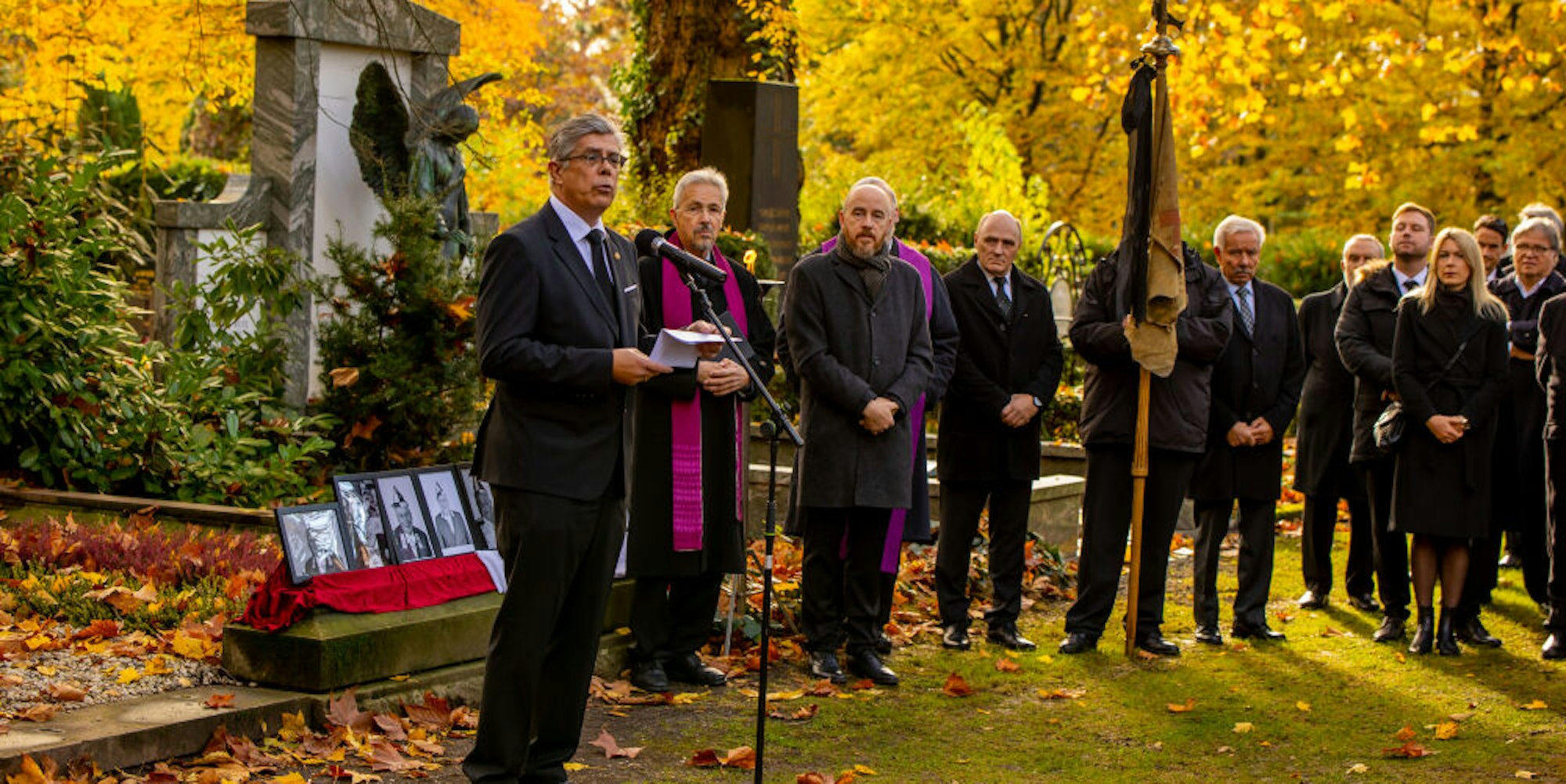 Rote-Funken-Präsident Heinz-Günther Hunold (l.) und Aaron Knappstein (3.v.l.) von den Kölschen Kippa-Köpp auf dem Melaten-Friedhof