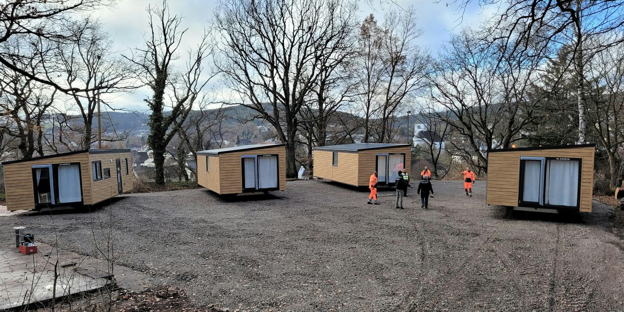 Vier Tiny-Häuser wurden am Dienstag auf dem Grillplatz „Auf dem Fels“ aufgestellt.