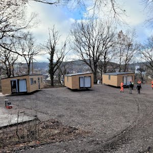 Vier Tiny-Häuser wurden am Dienstag auf dem Grillplatz „Auf dem Fels“ aufgestellt.