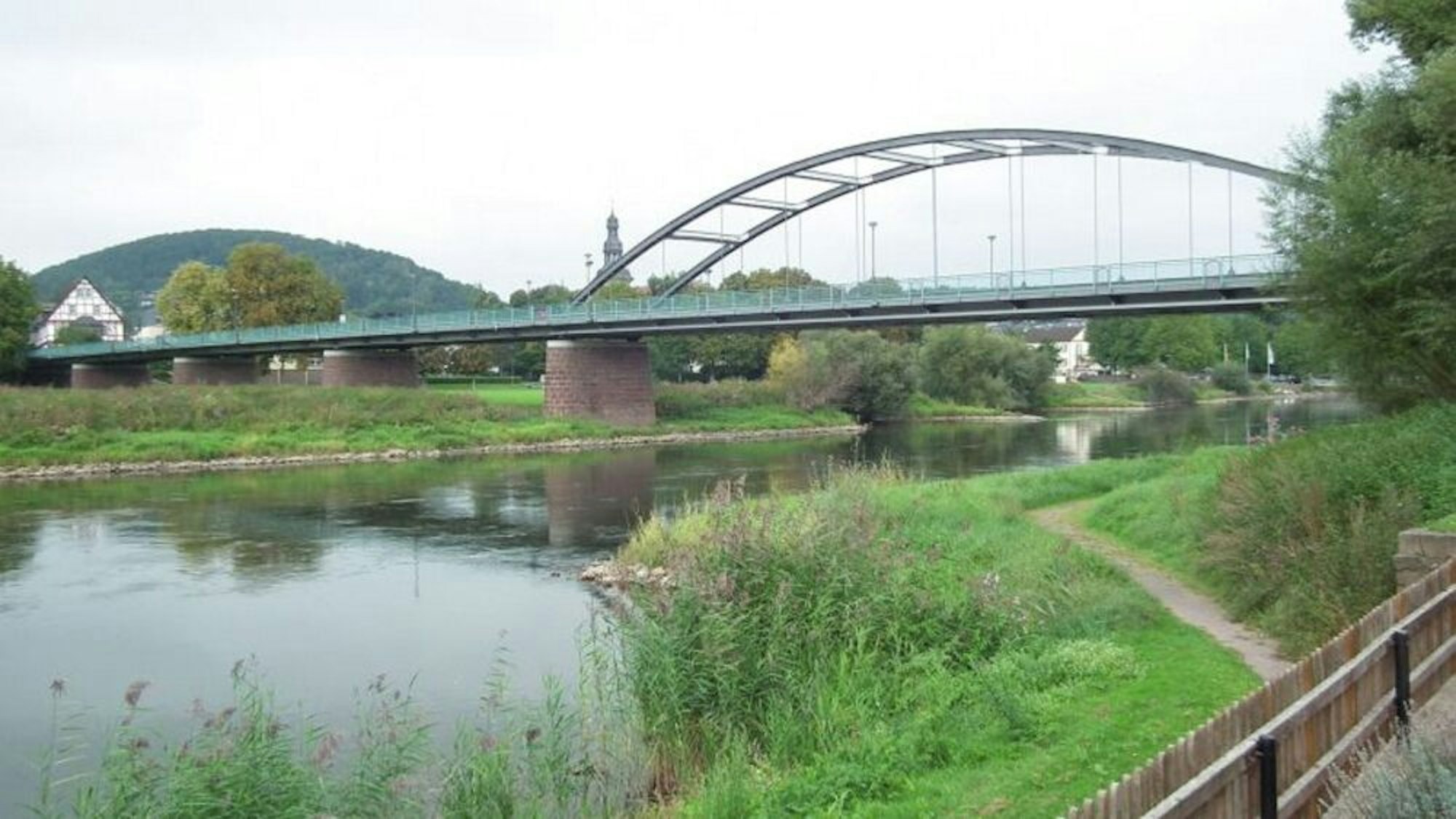 Bauweise einer Stabbogenbrücke, die an der Wupper allerdings wesentlich kleiner ausfallen wird als diese über die Weser an der B 241 in Beverungen.