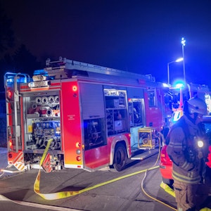 Die Feuerwehr hatte es bei einem Brand mit einem betrunkenen Vater zu tun. Symbolbild zu einem Einsatz der Feuerwehr von 2022 in Mühlhausen.