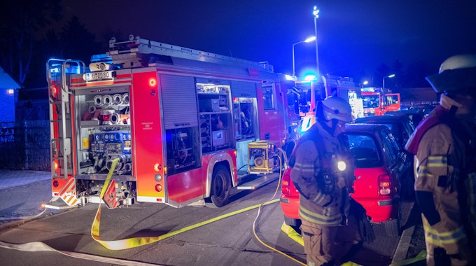 Einsatzkräfte der Feuerwehr bei einem Einsatz. Bei einem Garagenbrand in Düsseldorf ist ein Mensch ums Leben gekommen.