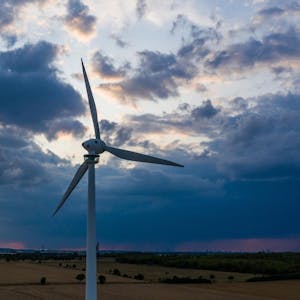 Die Förderung von regenerativen Energiequellen wie Windkraft ist das Ziel des Erneuerbare-Energie-Gesetzes.
