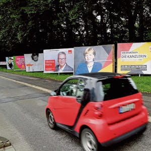 Defilée der Kandidaten: Bundestagswahlkampf 2017 an der Olper Straße in Bensberg in Höhe des Kardinal-Schulte-Hauses.