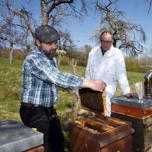 Die beiden Imker Sebastian Klein (l.) und Heiko Neumann arbeiten gemäß den Bioland-Richtlinien mit den Bienen. Gerade haben sie ihr eigenes Projekt PlanBee gestartet und sich als Vertriebspartner von BeeRent gelöst.