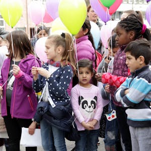 Kinder aus Roma- und Nicht-Roma-Familien beim Weltromatag 2015